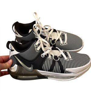 Nike LeBron Witness 7 Basketball Shoes in White and Black Size 11